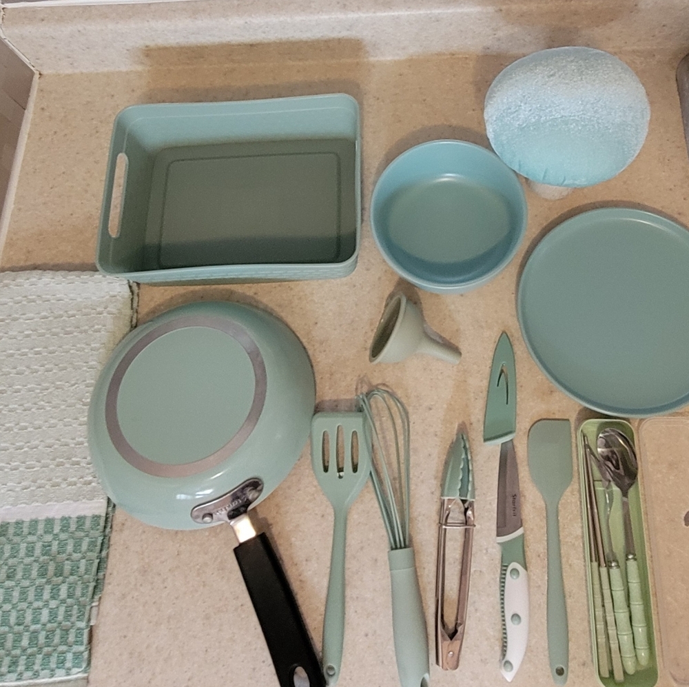 Mint Green Kitchenware Set - Picture 7 of 7